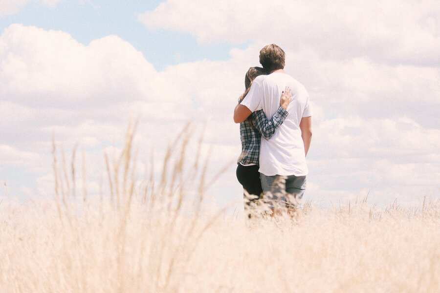 Dos personas permanecen juntas en un campo seco y cubierto de hierba bajo un cielo parcialmente nublado. Una tiene un brazo alrededor de la otra mientras miran hacia otro lado, evocando un momento de calma y paz que refleja el vínculo que suele verse en las herencias en parejas de hecho. Dos personas permanecen juntas en un campo seco y cubierto de hierba bajo un cielo parcialmente nublado. Una tiene un brazo alrededor de la otra mientras miran hacia otro lado, evocando un momento de calma y paz que refleja el vínculo que suele verse en las herencias en parejas de hecho.