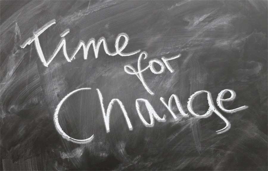 Las palabras Modificación convenio regulador y Time for Change están escritas en grandes letras cursivas blancas sobre una pizarra negra. Las palabras Modificación convenio regulador y Time for Change están escritas en grandes letras cursivas blancas sobre una pizarra negra.