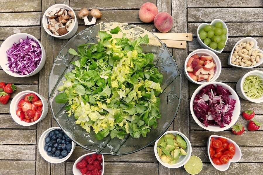 Un gran cuenco de cristal con verduras mixtas está rodeado de pequeños cuencos que contienen frutas, frutos secos, verduras y setas sobre una mesa de madera rústica, como si se tratara de actualizar los ingredientes de la vida, algo parecido a actualizar la pensión de alimentos según el IPC. Un gran cuenco de cristal con verduras mixtas está rodeado de pequeños cuencos que contienen frutas, frutos secos, verduras y setas sobre una mesa de madera rústica, como si se tratara de actualizar los ingredientes de la vida, algo parecido a actualizar la pensión de alimentos según el IPC.