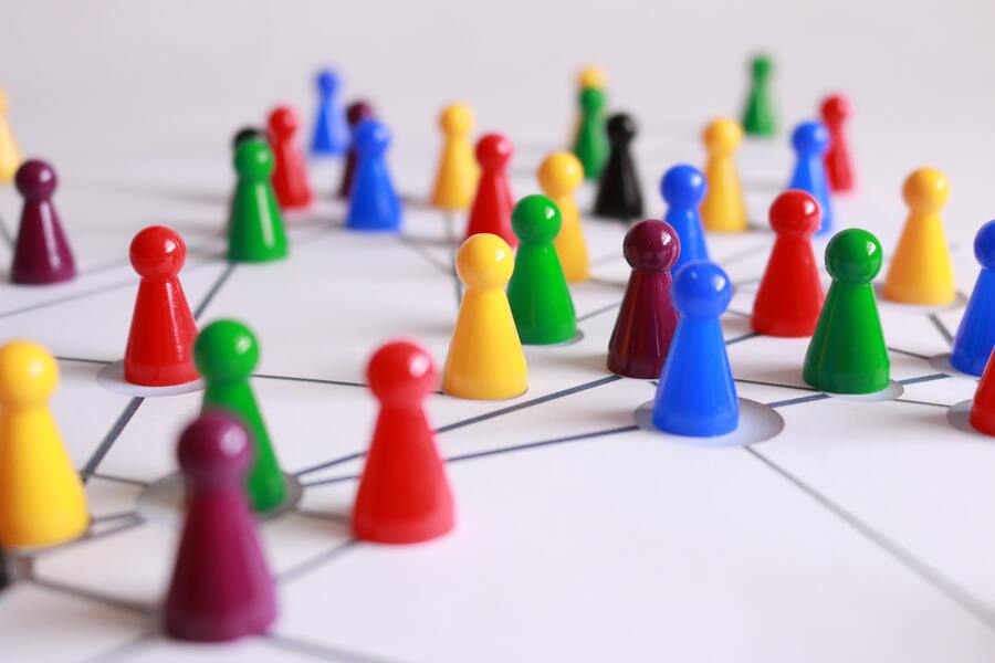 Varias piezas de juego de colores se colocan sobre una superficie blanca con líneas negras que se cruzan, asemejándose a una red, similar a navegar por el complejo proceso de despedir estando de baja dentro de las conexiones del lugar de trabajo. Varias piezas de juego de colores se colocan sobre una superficie blanca con líneas negras que se cruzan, asemejándose a una red, similar a navegar por el complejo proceso de despedir estando de baja dentro de las conexiones del lugar de trabajo.