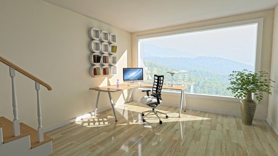 Una moderna oficina en casa con escritorio, ordenador, silla de oficina y botella de agua cerca de un gran ventanal con vistas a un verde paisaje: perfecta para cualquier profesional o incluso para un falso autónomo. Una maceta y una estantería decorativa completan la estancia iluminada por el sol. Una moderna oficina en casa con escritorio, ordenador, silla de oficina y botella de agua cerca de un gran ventanal con vistas a un verde paisaje: perfecta para cualquier profesional o incluso para un falso autónomo. Una maceta y una estantería decorativa completan la estancia iluminada por el sol.